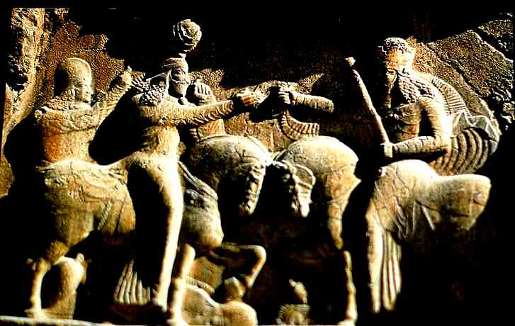 sculture du dieu Ahura-Mazda et d'ardachir Haut relief des divinités Iraniennes