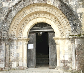 Porche d'une église romane charentaise